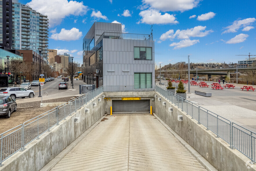 632 Confluence Way SE, Calgary, AB for rent - Building Photo - Image 3 of 7