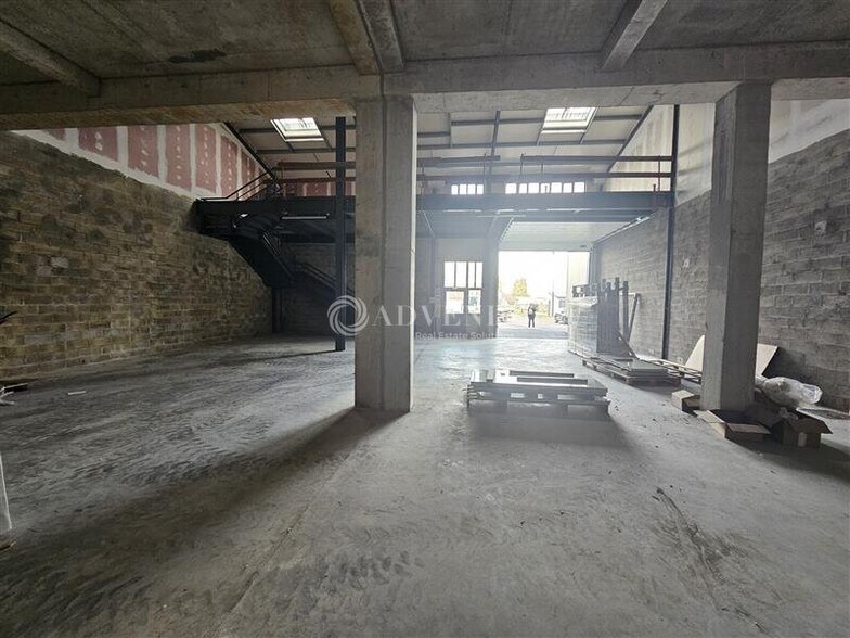Light Industrial in Montfermeil to rent - Interior Photo - Image 3 of 9