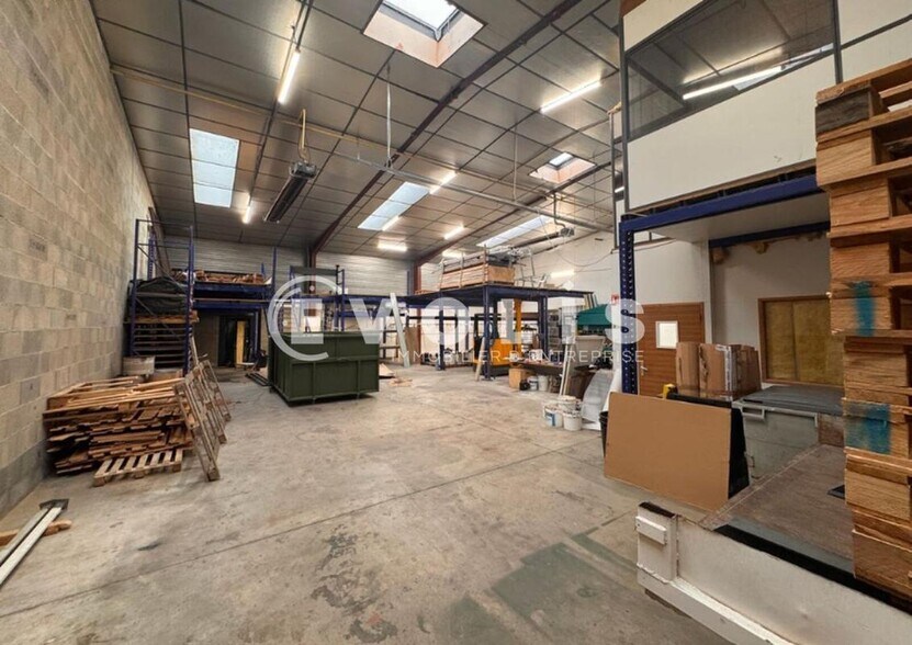 Light Industrial in Chassieu to rent - Interior Photo - Image 2 of 11