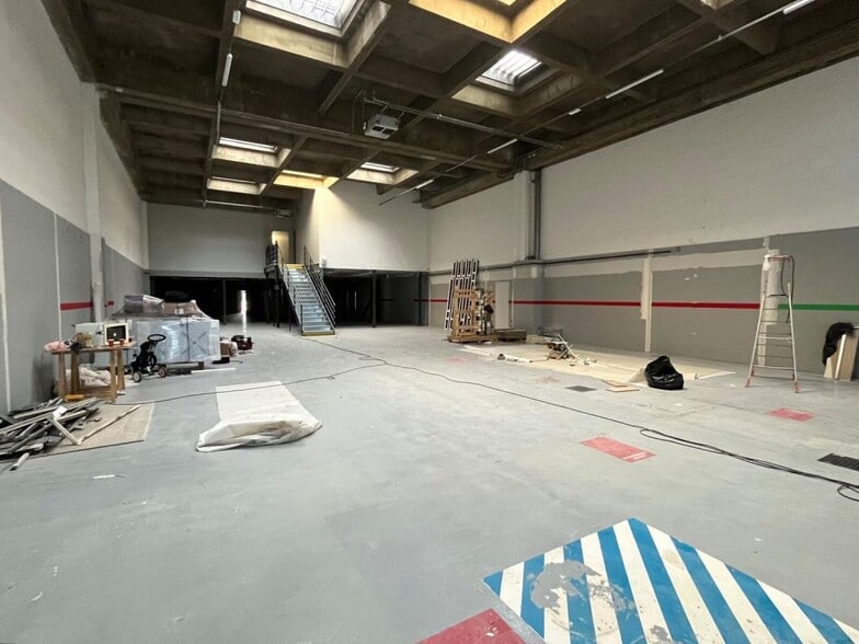 Light Industrial in Rungis to rent - Interior Photo - Image 2 of 11