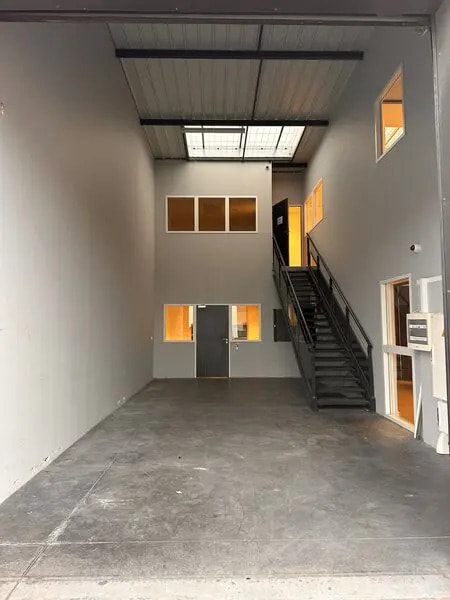 Vente Local d'activités 300 m² - Photo 1