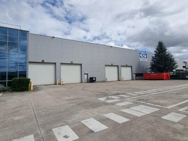 Light Industrial in Compans to rent - Building Photo - Image 3 of 7