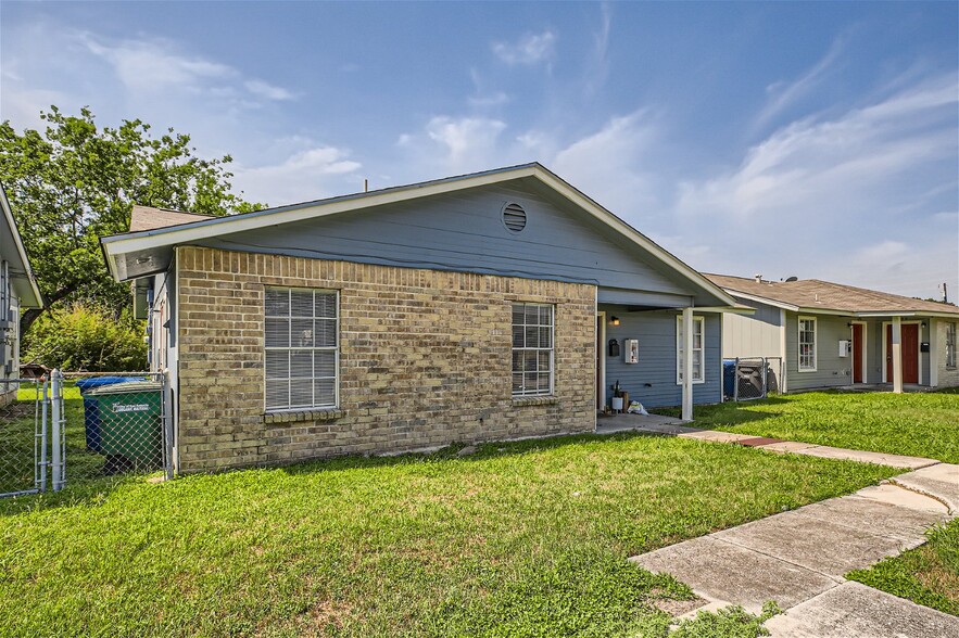 Olmos Drive Duplexes portfolio of 2 properties for sale on LoopNet.co.uk - Building Photo - Image 2 of 25