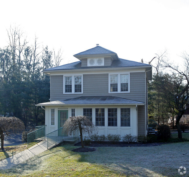 2241 Crompond Rd, Cortlandt Manor, NY for rent - Primary Photo - Image 1 of 7