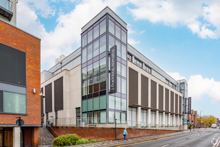 Parkway, Newbury to rent - Building Photo - Image 3 of 6