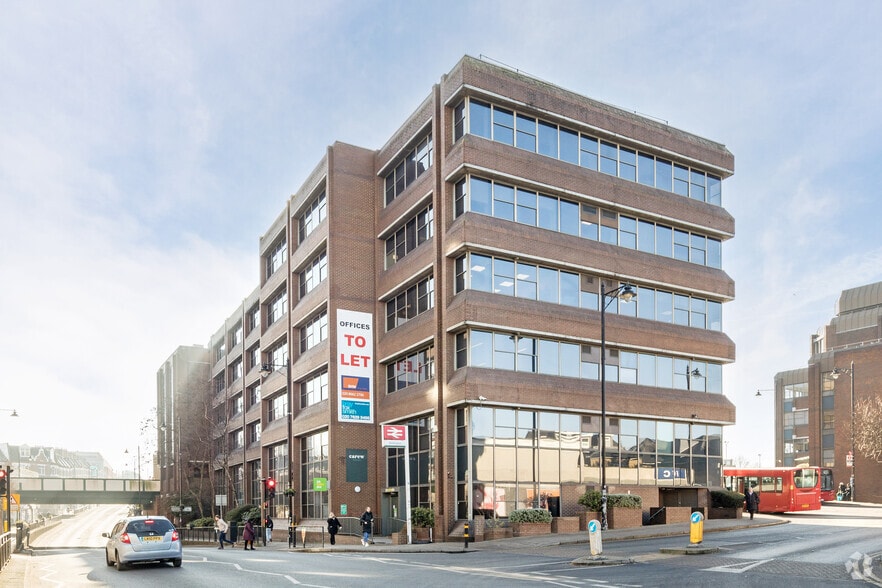 Railway Approach, Wallington to rent - Building Photo - Image 2 of 4