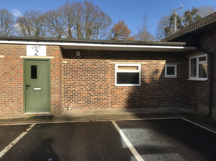 Unit 2 Shipley Bridge Ln, Horley for rent - Primary Photo - Image 1 of 3