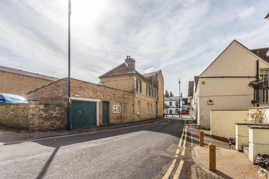 3-5 Market Sq, St Neots for rent - Building Photo - Image 2 of 5