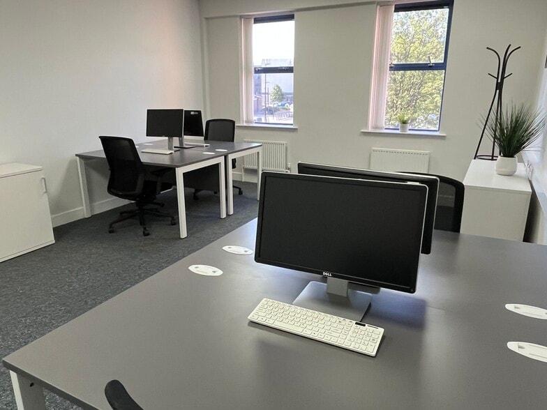 Wesley Sq, Hartlepool to rent - Interior Photo - Image 3 of 29