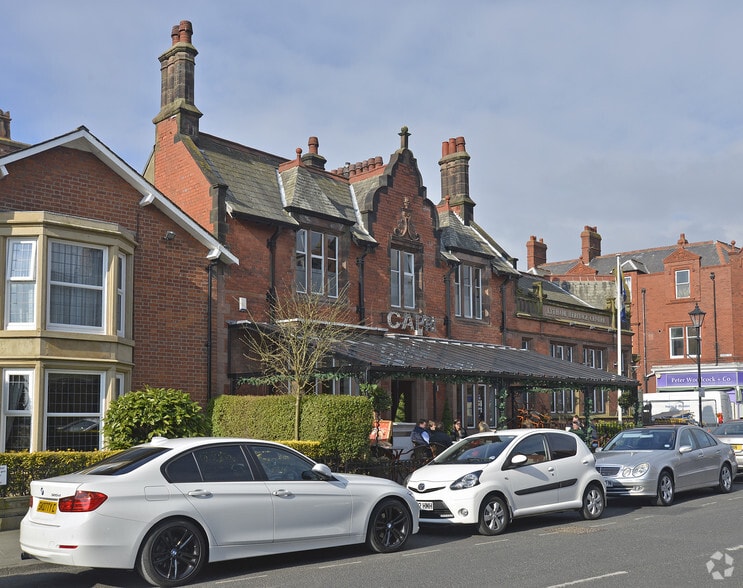 4 Dicconson Ter, Lytham St Annes to rent - Building Photo - Image 2 of 11