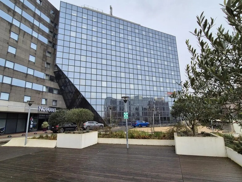 2 Rue Du Centre, Noisy-le-Grand to rent - Primary Photo - Image 1 of 20