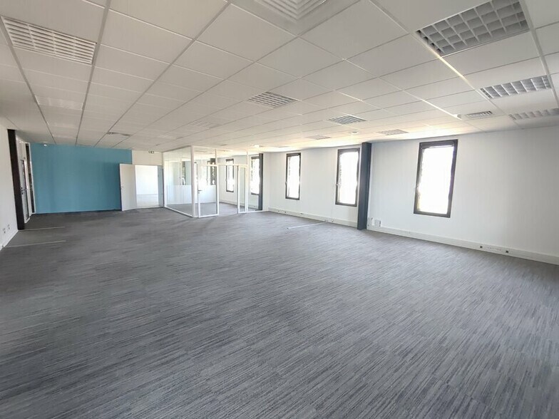 Office in Vaulx-Milieu to rent - Interior Photo - Image 2 of 13