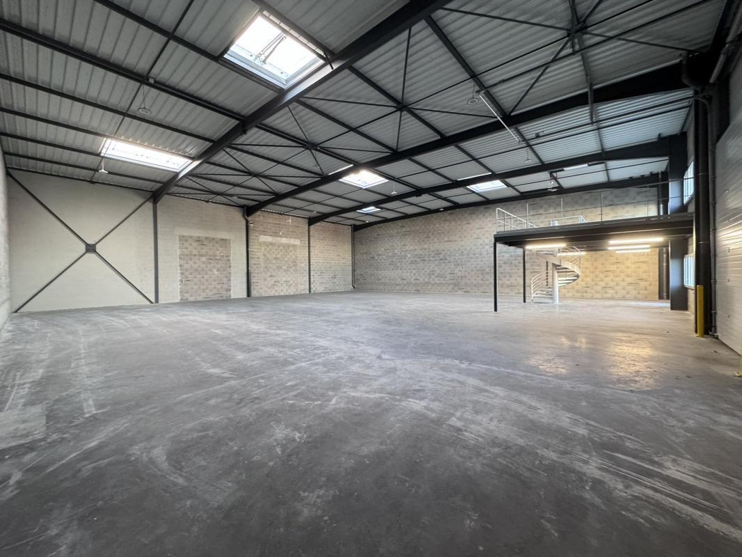 Light Industrial in Saint-Priest to rent Building Photo- Image 1 of 6