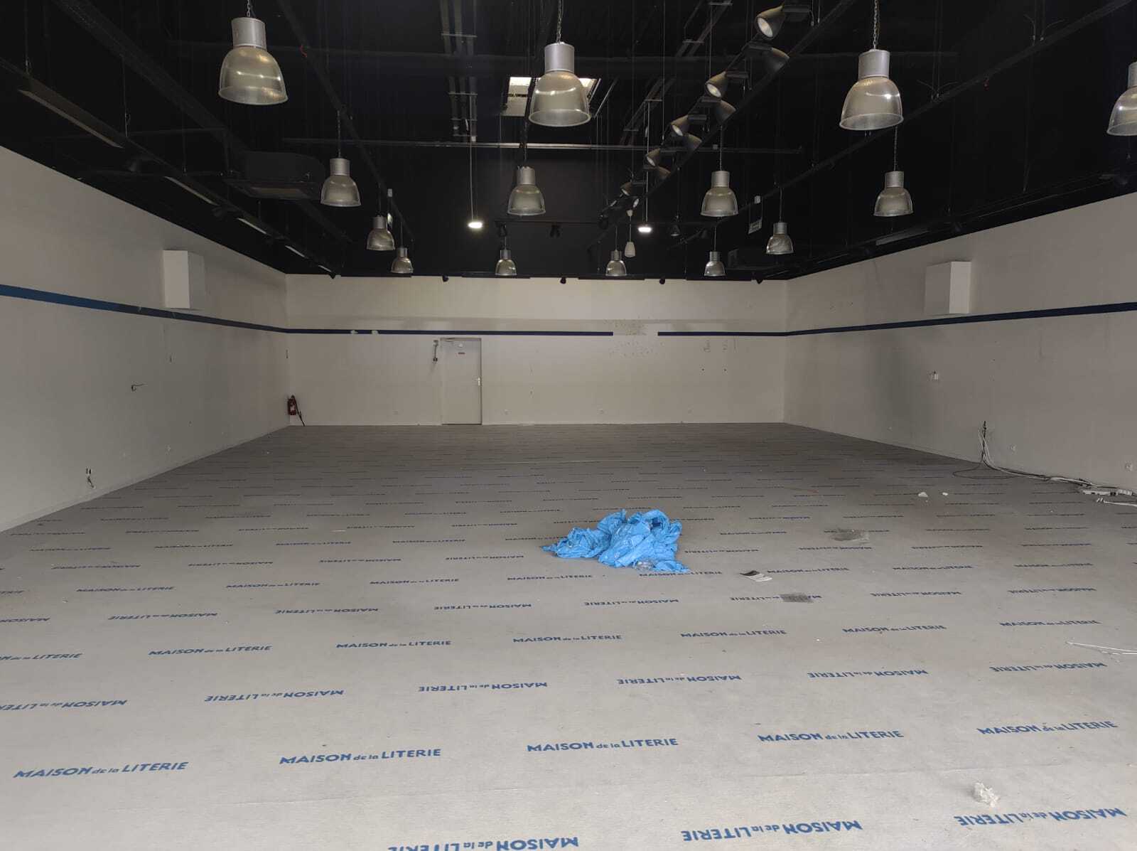 Retail in Fresnes to rent Interior Photo- Image 1 of 4