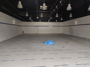 Retail in Fresnes to rent Interior Photo- Image 1 of 4