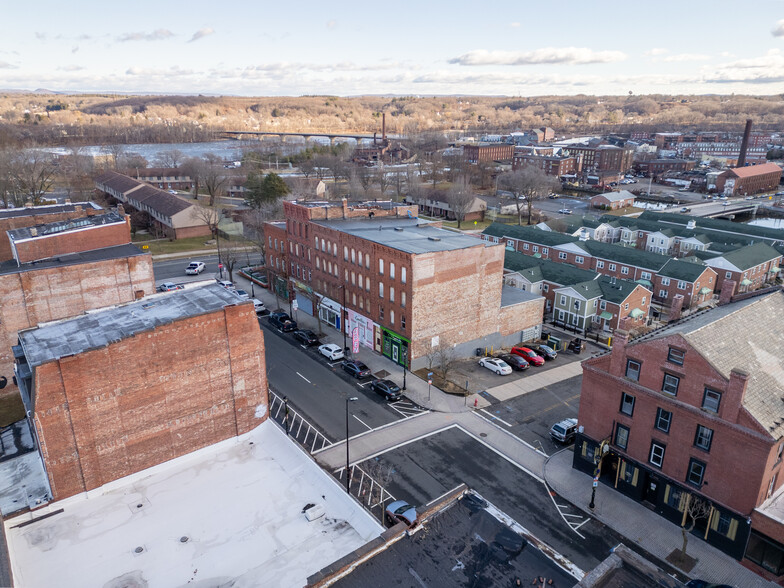 107-109 High St, Holyoke, MA for rent - Building Photo - Image 2 of 5