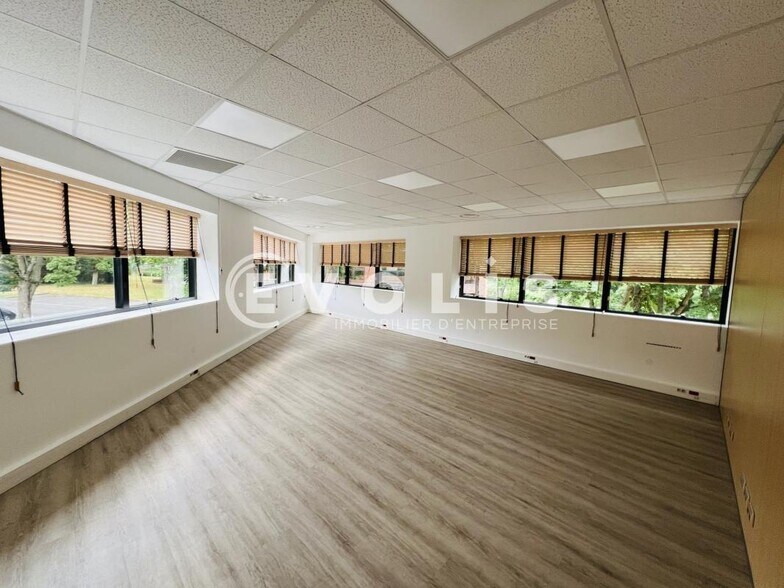 Office in Champs Sur Marne to rent - Interior Photo - Image 2 of 9
