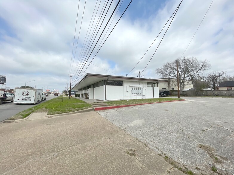 2601 S Texas Ave, Bryan, TX for rent - Building Photo - Image 3 of 6