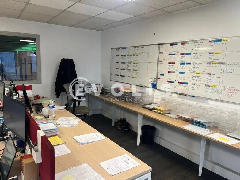Light Industrial in Genas to rent - Interior Photo - Image 3 of 10