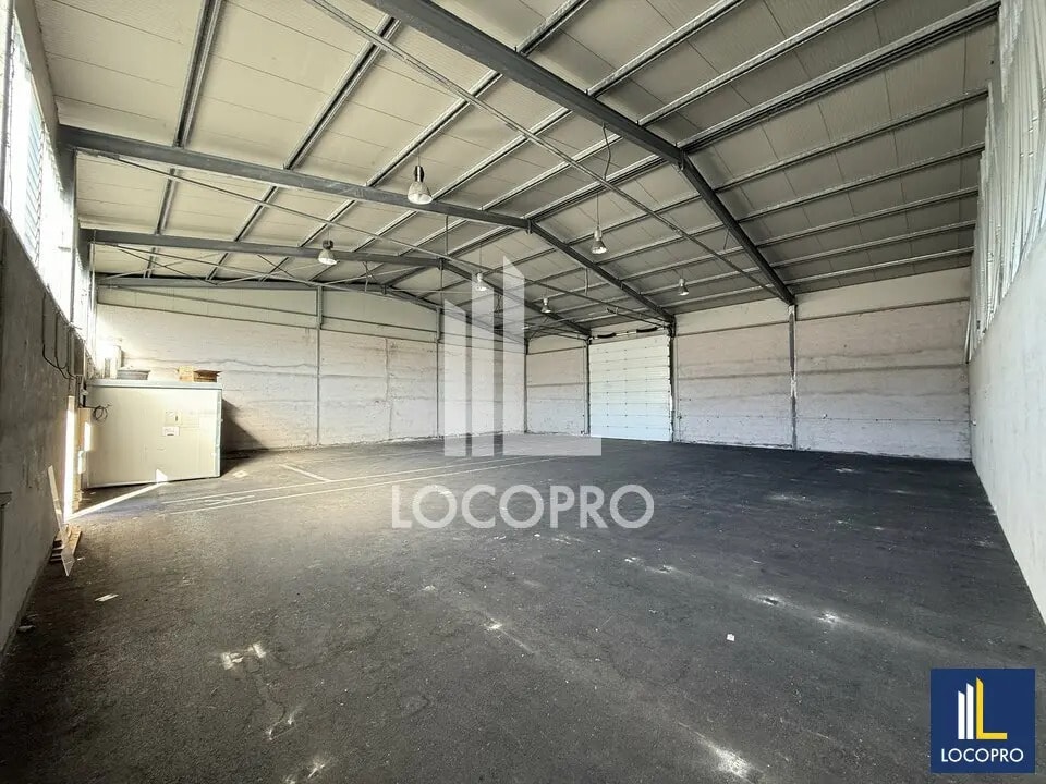 Location Local d'activités 400 m² - Photo 1
