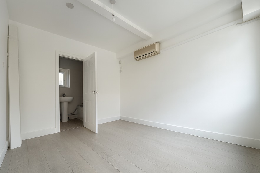 56 Arthur St, Gravesend to rent - Building Photo - Image 3 of 4