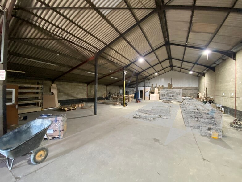 Motley Ml, Weyhill to rent - Interior Photo - Image 2 of 3