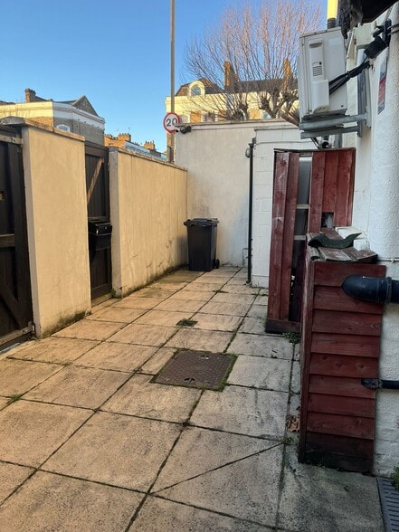 141 St Johns Hl, London to rent - Building Photo - Image 2 of 3