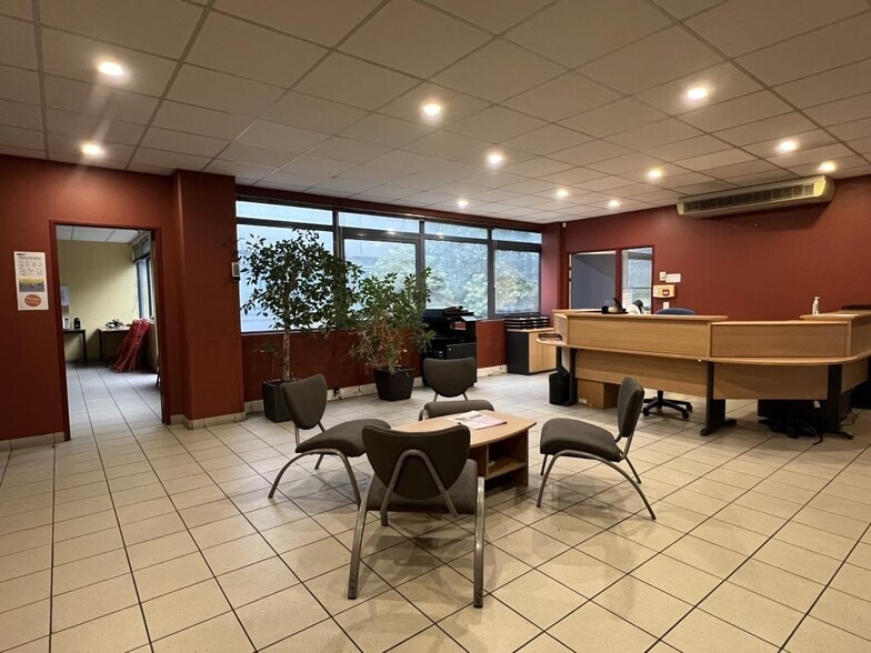 Office in Le Plessis-Robinson to rent - Building Photo - Image 2 of 20