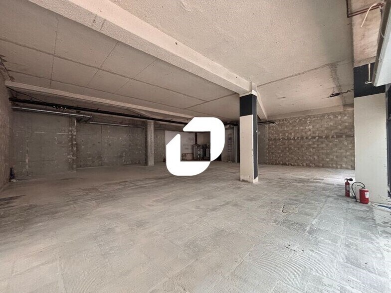 Retail in Boulogne-Billancourt to rent - Interior Photo - Image 2 of 3