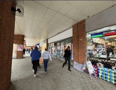 London Rd, Redhill to rent - Building Photo - Image 1 of 2