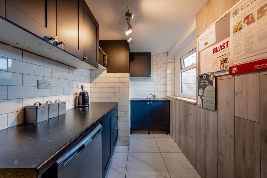 Western Ave, London to rent - Interior Photo - Image 3 of 20