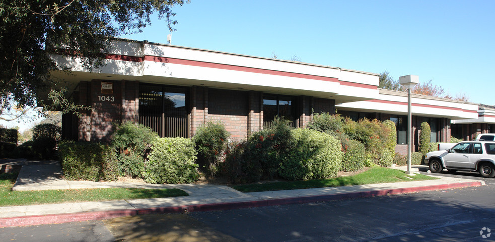 1041 N Demaree St, Visalia, CA for rent - Building Photo - Image 2 of 11