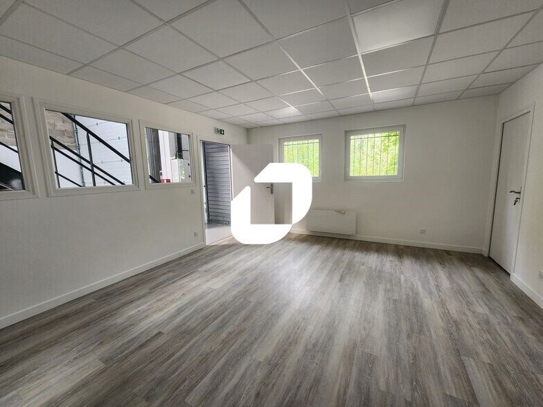 Light Industrial in Plaisir for sale - Interior Photo - Image 3 of 5