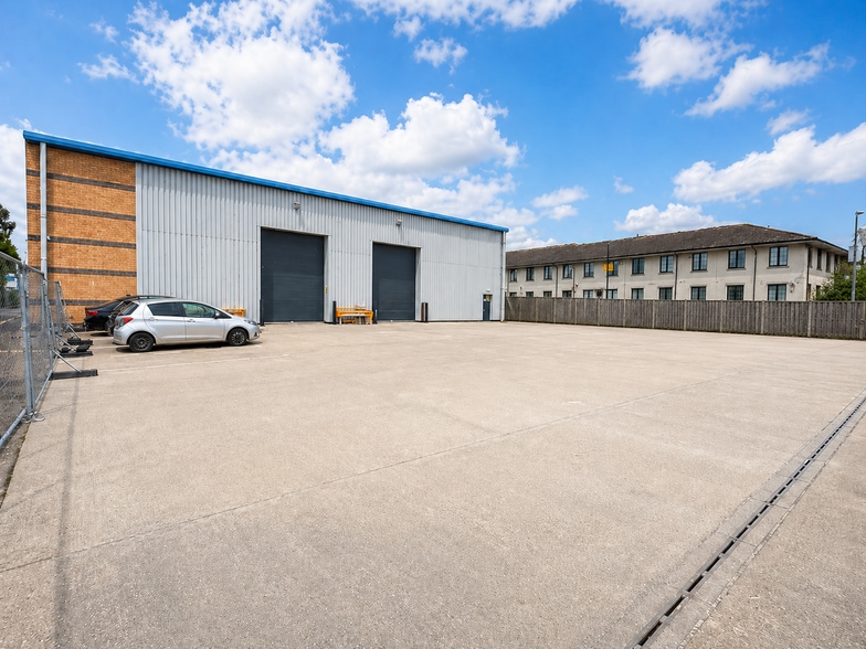 Southend Rd, Woodford Green to rent - Building Photo - Image 2 of 41