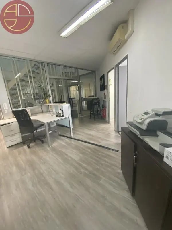 Location Bureaux 256 m² - Photo 1