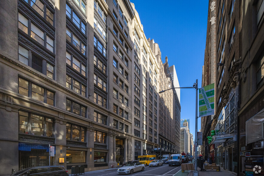 225 W 39th St, New York, NY for sale - Primary Photo - Image 1 of 1