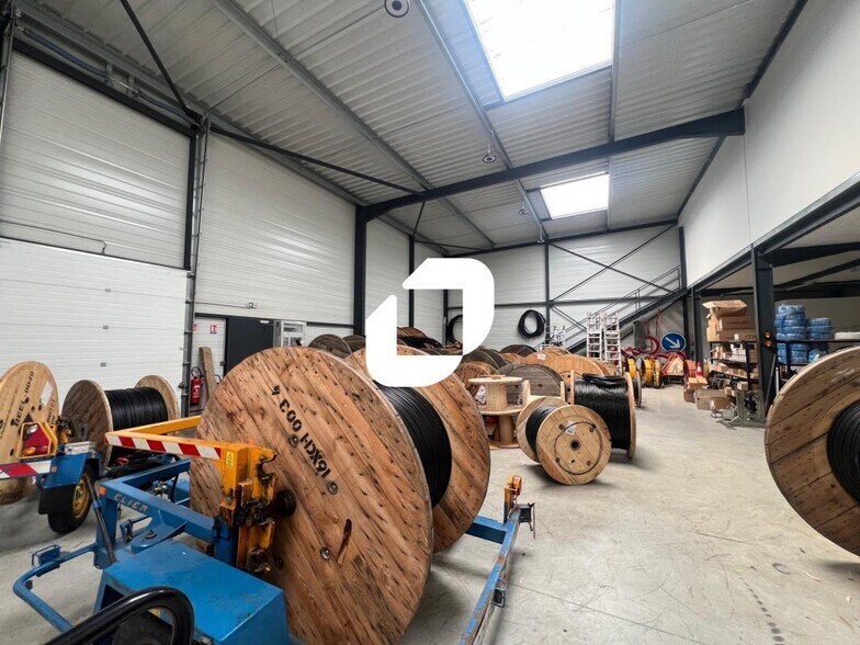Light Industrial in Vaulx-Milieu for sale - Interior Photo - Image 3 of 24