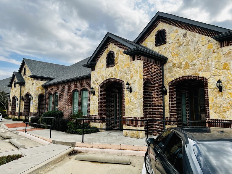 2321 Mustang Dr, Grapevine, TX for rent - Primary Photo - Image 1 of 6