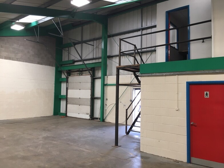 New St, Bridgend to rent - Building Photo - Image 3 of 4