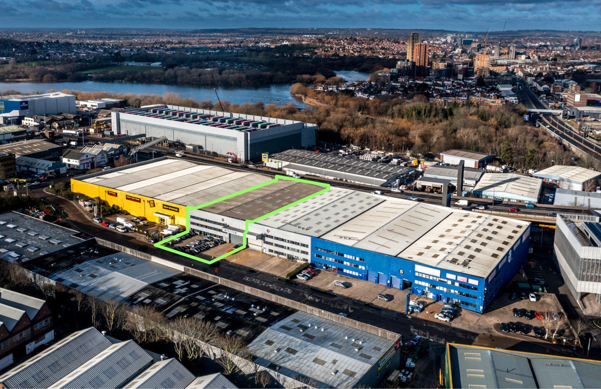 1000 North Circular Rd, London to rent Primary Photo- Image 1 of 8