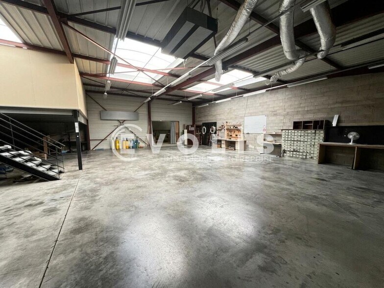 Light Industrial in Bondoufle to rent - Interior Photo - Image 3 of 5
