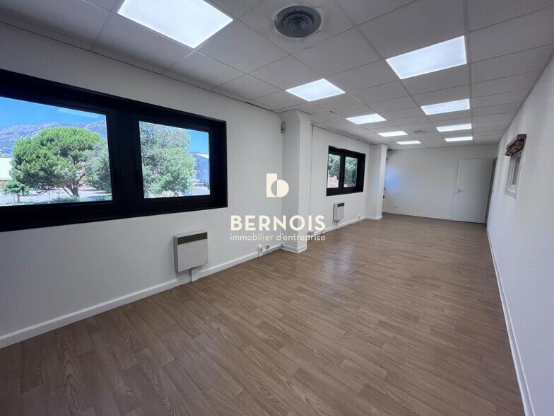 Office in La Garde to rent - Interior Photo - Image 3 of 11