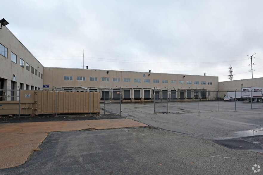 6900 Lindbergh Blvd, Philadelphia, PA for rent - Building Photo - Image 2 of 7