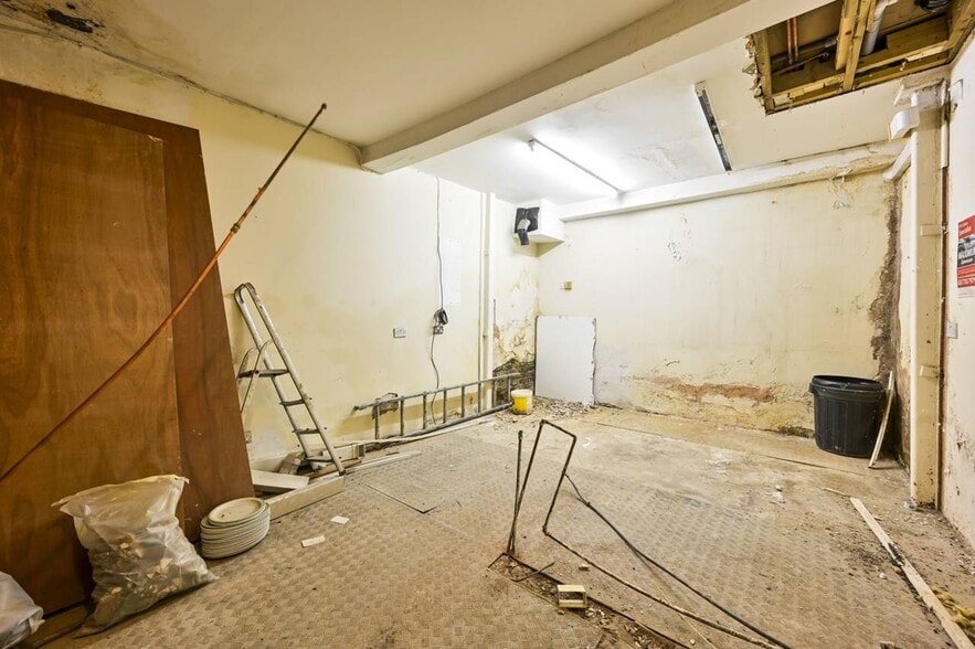 116 Wandsworth High St, London for sale - Interior Photo - Image 2 of 4