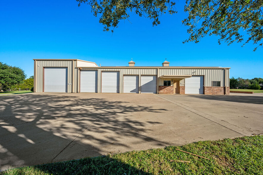 2313 Country Spring Rd, Lorena, TX for sale - Building Photo - Image 3 of 40