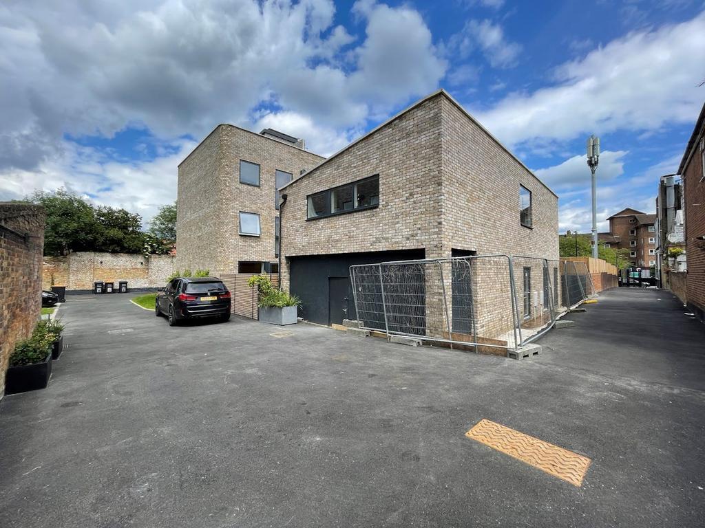 260 Knights Hl, London for sale Primary Photo- Image 1 of 8