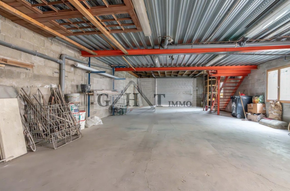 Light Industrial in Linas to rent Interior Photo- Image 1 of 5