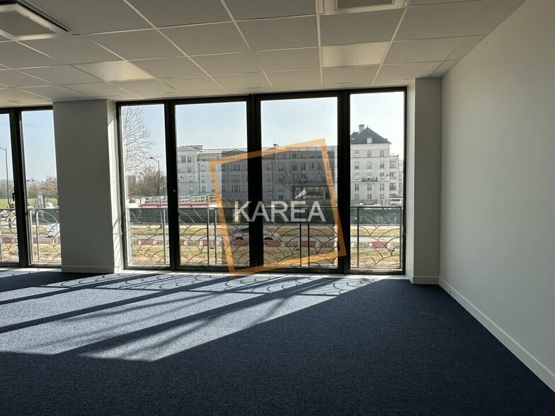 Office in Chessy to rent - Interior Photo - Image 2 of 5
