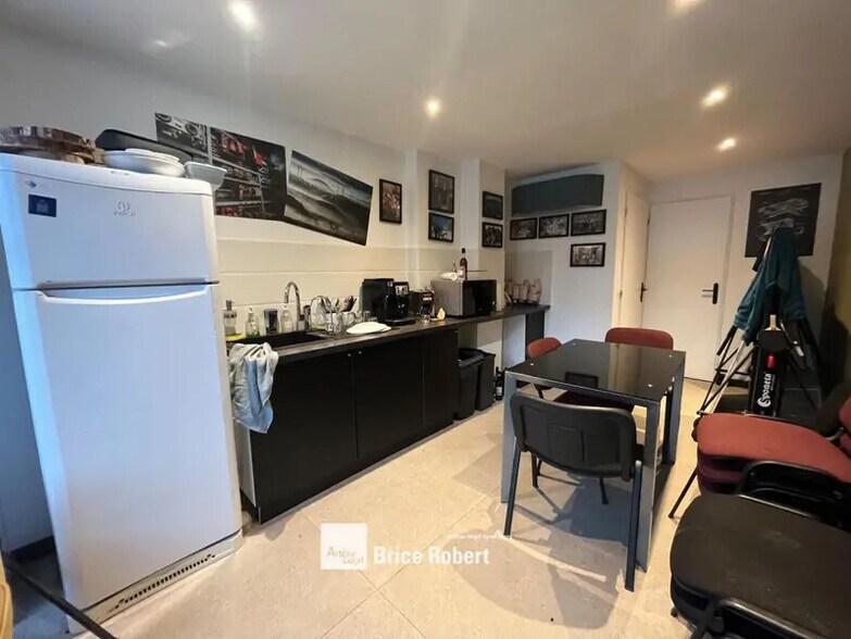 3 Rue De La Pierre Bleue, Chaponost to rent - Interior Photo - Image 2 of 8