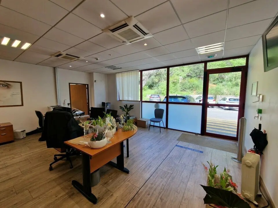 Location Entrepôt 1 505 m² - Photo 1